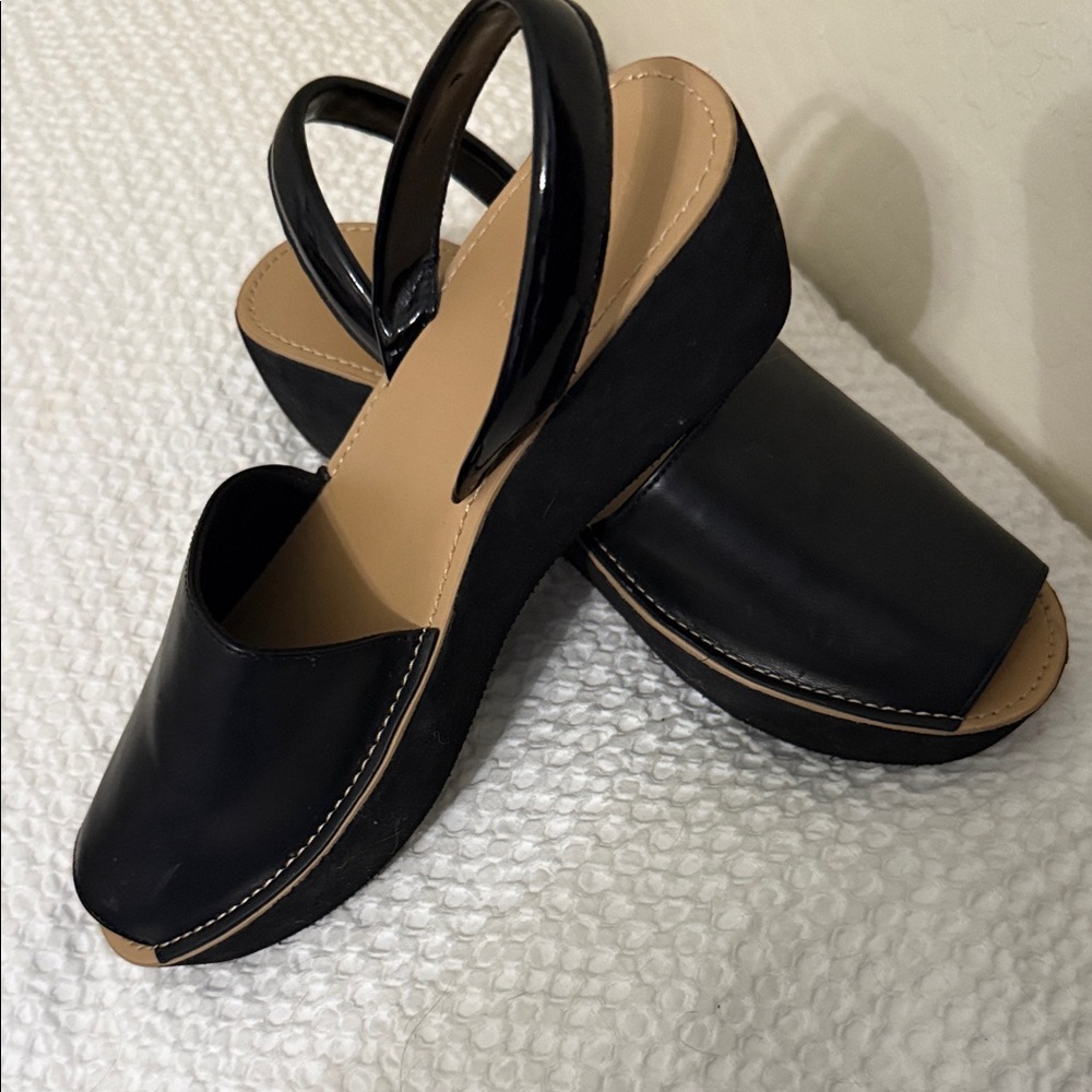 Women’s 8.5  Kenneth Cole Reaction Fine Glass Black and Tan Mules